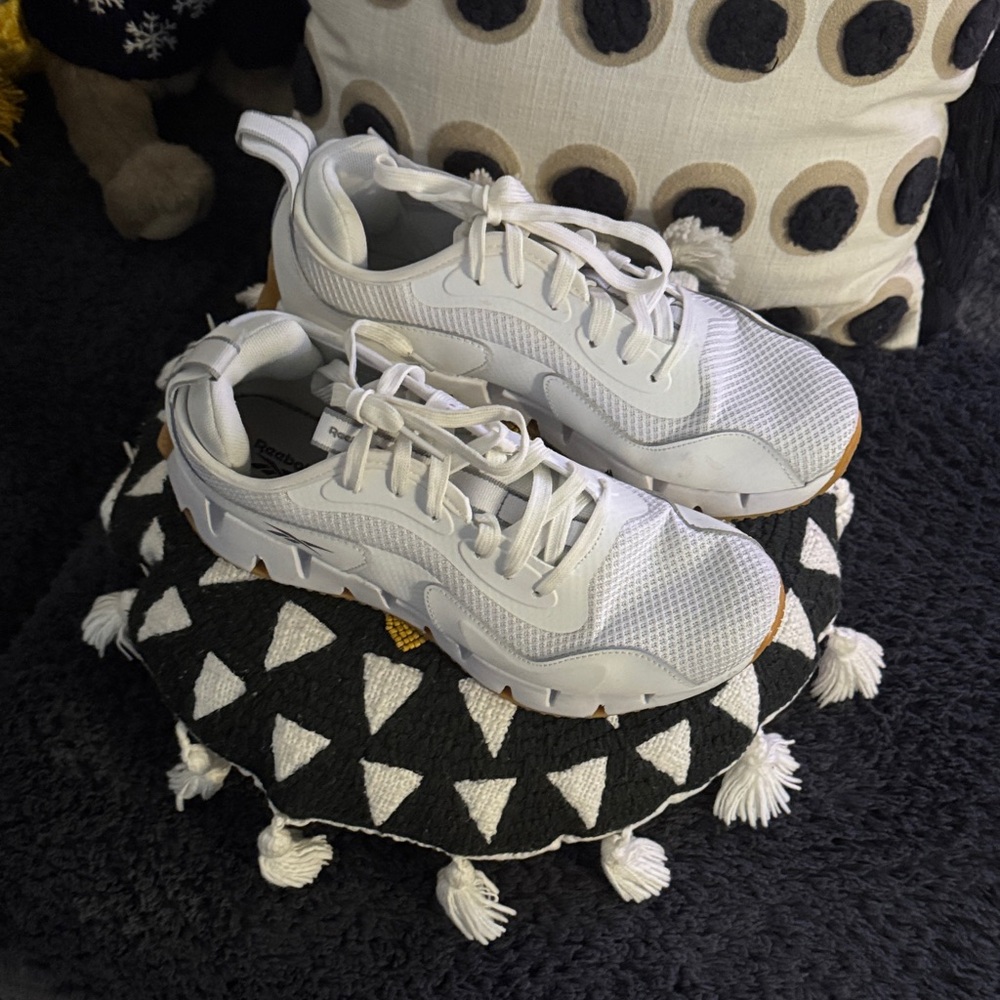 Reebok White Sneakers Minimalist Design Low-Top